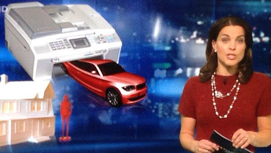 Hintergrundbild zu einer Nachrichtensendung mit einem Tintenstrahldrucker, aus dem ein Auto kommt