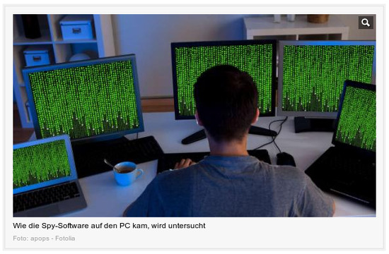 Ein Mensch sitzt vor insgesamt fünf Monitoren unterschiedlicher Geräte (darunter ein Notebook und ein Netbook), auf denen jeweils ein Matrix-Bildschirmschoner läuft. Darunter der Text: 'Wie die Spy-Software auf den PC kam, wird untersucht'